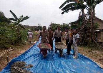 JALAN PENGUBUNG. Pembangunan jalan cor beton penghubung antardusun, Desa Sidoasri, Kecamatan Candipuro, Lampung Selatan, Selasa (12/11). LAMPUNG POST/PERDHANA WIBYSONO