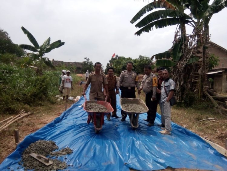 JALAN PENGUBUNG. Pembangunan jalan cor beton penghubung antardusun, Desa Sidoasri, Kecamatan Candipuro, Lampung Selatan, Selasa (12/11). LAMPUNG POST/PERDHANA WIBYSONO