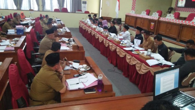 BAHAS RAPBD. Badan Anggaran DPRD Lampung Barat menggelar hearing bersama Pemkab guna membahas RAPBD TA 2020, Selasa (12/11). LAMPUNG POST/ELIYAH