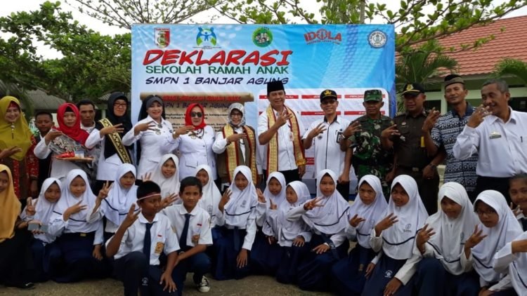 SEKOLAH RAMAH ANAK. SMP Negeri 1 Banjaragung, Tulangbawang, melakukan sosialisasi dan deklarasi sekolah ramah anak serta pelatihan konvensi hak anak bagi pendidik dan tenaga pendidik, Rabu (13/11). LAMPUNG POST/FERDI IRWANDA