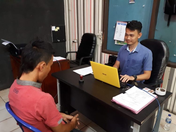 PEMERIKSAAN. DPO penadah hasil kejahatan pencurian hewan ternak diperiksa petugas Polres Way Kanan, Kamis (14/11). LAMPUNG POST/CANDRA PUTRA WIJAYA