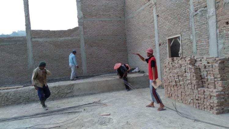 BALAI PEKON. Kondisi Balai Pekon Tanjungraja, Cukuhbalak, usai ambruk sebagian, Rabu (20/11). n LAMPUNG POST/ABU UMARALY