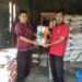 SERAHKAN BENIH. Kepala UPTD Tanaman Pangan Hortikultura dan Perkebunan Kecamatan Ketapang, Lampung Selatan, Herlan Effendi (kiri), menyerahkan bantuan benih jagung 1,5 ton kepada Ketua Gapoktan Rukun Jaya Desa Lebungnala, Katno (kanan), Kamis (28/11). LAMPUNG POST/AAN KRIDOLAKSONO