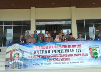 RESES. Bupati Pesawaran Dendi Ramadhona serta Wakil Bupati Eriawan berfoto bersama dengan anggota DPRD Provinsi Lampung daerah pemilihan III dan anggota DPRD Pesawaran, Selasa (5/11). LAMPUNG POST/PUTRA PANCASILA SAKTI