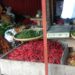BAHAN PANGAN. Beberapa komoditas pangan yang dijual pedagang di Pasar Inpres Kalianda, Lampung Selatan, Kamis (7/11). Harga cabai merah mulai naik dari Rp28 ribu per kg menjadi Rp30 ribu/kg. LAMPUNG POST/PERDHANA WIBYSONO
