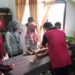 SUNATAN MASAL. Camat Palas, Lampung Selatan, Rika Wati melihat langsung sunatan massal di aula kantor UPTD Puskesmas kecamatan setempat, Selasa (12/11). LAMPUNG POST/ARMANSYAH