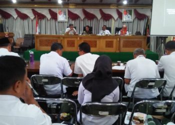 DISKUSI. Pemerintah Kabupaten Lampung Barat bersama Politeknik Negeri Lampung menggelar FGD pengkajian sekolah vokasi, khususnya penyusunan dokumen studi kelayakan pendirian program studi di luar kampus utama pada komoditas kopi, Rabu (13/11). LAMPUNG POST/ELIYAH