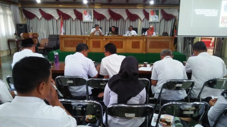 DISKUSI. Pemerintah Kabupaten Lampung Barat bersama Politeknik Negeri Lampung menggelar FGD pengkajian sekolah vokasi, khususnya penyusunan dokumen studi kelayakan pendirian program studi di luar kampus utama pada komoditas kopi, Rabu (13/11). LAMPUNG POST/ELIYAH