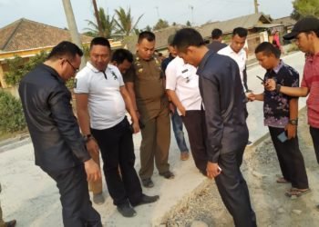 PANTAU KONDISI JALAN Komisi III DPRD Lampung Selatan memantau pembangunan jalan di Kecamatan Katibung, Lampung Selatan, Rabu (14/11). n LAMPUNG POST/PERDHANA