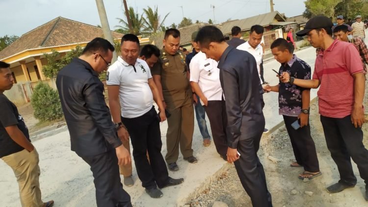 PANTAU KONDISI JALAN Komisi III DPRD Lampung Selatan memantau pembangunan jalan di Kecamatan Katibung, Lampung Selatan, Rabu (14/11). n LAMPUNG POST/PERDHANA