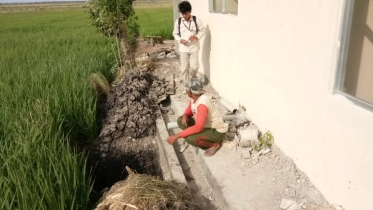 PEMBUATAN TANGKI SEPTIK. Penjaga kantor BPP Kecamatan Palas, Lampung Selatan, menunjukkan tangki septik yang dibangun secara swadaya, Rabu (6/11). LAMPUNG POST/ARMANSYAH