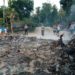 RUMAH TERBAKAR. Warga melihat kondisi rumah geribik milik Sukardi, warga Desa Bangunan, Kecamatan Palas, Lampung Selatan, yang habis terbakar, Minggu (10/11) dini hari. n LAMPUNG POST/ARMANSYAH