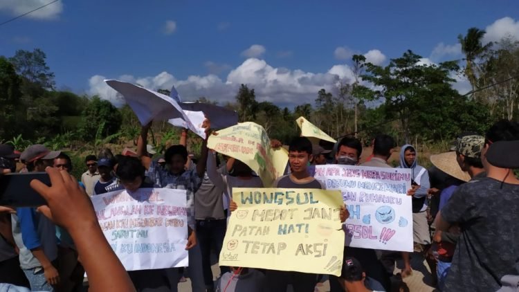 AKSI. Warga Dusun Katibung, Desa Sukabanjar, Kecamatan Sidomulyo, Lampung Selatan, melakukan aksi atas polusi yang ditimbulkan oleh PT Woongsol. LAMPUNG POST/PERDHANA WIBYSONO