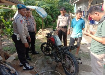 MOTOR TERBAKAR. Sepeda motor terbakar di SPBU Simpang Palas, Rabu (21/11). DOKUMENTASI WARGA