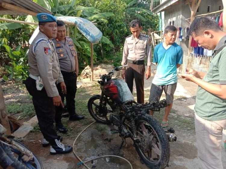 MOTOR TERBAKAR. Sepeda motor terbakar di SPBU Simpang Palas, Rabu (21/11). DOKUMENTASI WARGA