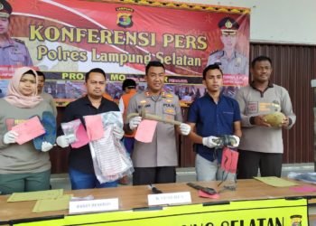 UNGKAP KASUS. Kapolres Lampung Selatan AKBP M Syarhan, didampingi Kasat Reskrim AKP Try Maradona, menunjukkan barang bukti hasil ungkap kasus pembunuhan, di Mapolres Lampung Selatan, Selasa (26/11). LAMPUNG POST/PERDHANA