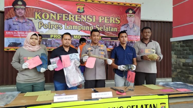 UNGKAP KASUS. Kapolres Lampung Selatan AKBP M Syarhan, didampingi Kasat Reskrim AKP Try Maradona, menunjukkan barang bukti hasil ungkap kasus pembunuhan, di Mapolres Lampung Selatan, Selasa (26/11). LAMPUNG POST/PERDHANA