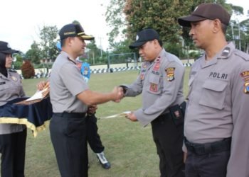 SERAHKAN MOTOR. Kapolres Lampung Barat AKBP Rachmat Tri Hariyadi menyerahkan bantuan sepeda motor kepada Sabhara dan bhabinkamtibmas. n DOK POLRES LAMPUNG BARAT
