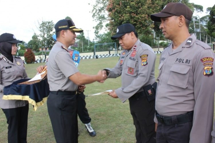 SERAHKAN MOTOR. Kapolres Lampung Barat AKBP Rachmat Tri Hariyadi menyerahkan bantuan sepeda motor kepada Sabhara dan bhabinkamtibmas. n DOK POLRES LAMPUNG BARAT