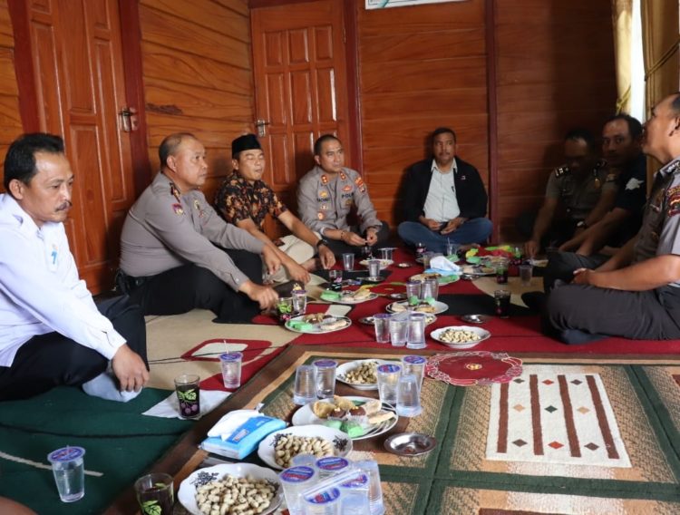 SILATURAHMI. Kapolres Lampung Barat menyambangi tokoh agama di daerah setempat, Rabu (20/11). DOKUMENTASI POLRES LAMBAR
