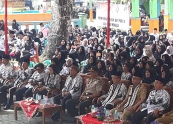 HARI GURU. Peringatan Hari Guru Nasional di Taman Kota Kotaagung, Tanggamus, Selasa (26/11). LAMPUNG POST/ABU UMARALY