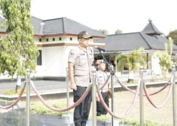 UPACARA PTDH. Kapolres Lampung Timur AKBP Taufan Dirgantoro memimpin upacara PTDH Iptu Agus Susanto, Senin (4/11). n LAMPUNG POST/DJONI HARTAWAN JAYA