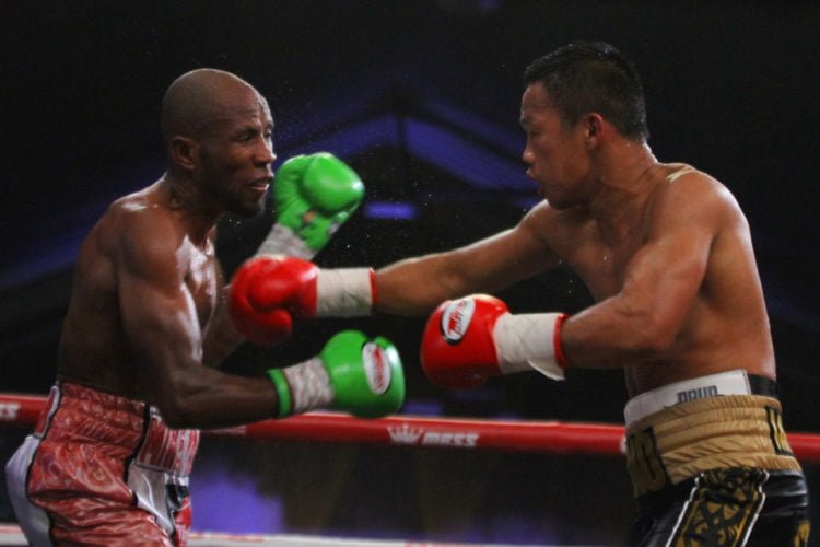 MENANG TKO. Petinju Daud Yordan (kanan) memukul petinju Afrika Selatan Michael Mokoena (kiri) dalam pertandingan perebutan gelar juara dunia tinju kelas ringan super 63,50 kilogram versi International Boxing Association (IBA) dan World Boxing Organization (WBO) di Batu, Jawa Timur, Minggu (17/11). Petinju berjuluk Cino menang TKO di ronde ke-8. (ANTARA/ARI BOWO SUCIPTO)