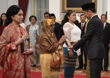 PAHLAWAN NASIONAL. Presiden Joko Widodo menyerahkan plakat anugerah gelar Pahlawan Nasional kepada ahli waris Prof KH Abdul Kahar Mudzakkir di Istana Negara, Jakarta, Jumat (8/11). Pemerintah menganugerahkan gelar Pahlawan Nasional kepada enam tokoh, yaitu anggota BPUPKI/PPKI Abdul Kahar Mudzakkir, Alexander Andries Maramis, dan KH Masykur, tokoh jurnalisme dan pendidikan asal Sumatera Barat Ruhana Kudus, Sultan Himayatuddin asal Sulawesi Tenggara, dan tokoh bidang kedokteran serta pendidikan Prof Dr M Sardjito. (ANTARA/PUSPA PERWITASARI)