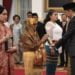 PAHLAWAN NASIONAL. Presiden Joko Widodo menyerahkan plakat anugerah gelar Pahlawan Nasional kepada ahli waris Prof KH Abdul Kahar Mudzakkir di Istana Negara, Jakarta, Jumat (8/11). Pemerintah menganugerahkan gelar Pahlawan Nasional kepada enam tokoh, yaitu anggota BPUPKI/PPKI Abdul Kahar Mudzakkir, Alexander Andries Maramis, dan KH Masykur, tokoh jurnalisme dan pendidikan asal Sumatera Barat Ruhana Kudus, Sultan Himayatuddin asal Sulawesi Tenggara, dan tokoh bidang kedokteran serta pendidikan Prof Dr M Sardjito. (ANTARA/PUSPA PERWITASARI)