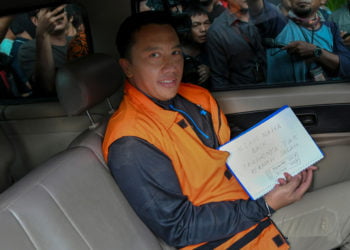 KEMBALI DIPERIKSA. Tersangka mantan Menteri Pemuda dan Olahraga Imam Nahrawi berada di dalam mobil tahanan seusai menjalani pemeriksaan di Gedung KPK, Jakarta, Rabu (27/11/). Imam Nahrawi menjalani pemeriksaan lanjutan dalam kasus dugaan suap dana hibah dari pemerintah untuk KONI melalui Kemenpora. (ANTARA/M RISYAL HIDAYAT)