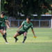 BERLATIH. Para pemain Timnas Indonesia U-23 berlatih di Lapangan Gelora Samudra, Kuta, Bali, Selasa (12/11). Latihan tersebut dilakukan menjelang pertandingan uji coba melawan Timnas Iran U-23 di Stadion Kapten I Wayan Dipta Gianyar Rabu (13/11). (ANTARA/FIKRI YUSUF)