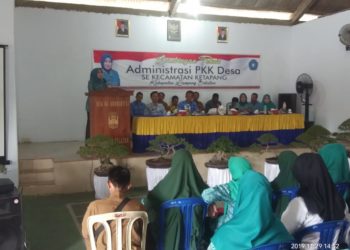 Ketua Tim Penggerak PKK kabupaten Lampung selatan Winarni Nanang Ermanto saat membuka bimtek administrasi PKK tingkat desa di Balai Desa Bangunrejo, Kecamatan Ketapang, Jumat (29/11). LAMPUNG POST/AAN KRIDOLAKSONO