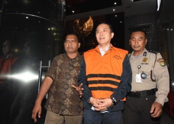 DITAHAN. Mantan Presiden Direktur Lippo Cikarang Bartholomeus Toto (tengah) mengenakan rompi tahanan KPK usai menjalani pemeriksaan di Gedung KPK, Jakarta, Rabu (20/11). KPK menahan Bartholomeus Toto usai diperiksa sebagai tersangka kasus suap pengurusan perizinan proyek pembangunan Meikarta di Kabupaten Bekasi. (ANTARA/INDRIANTO EKO SUWARSO)