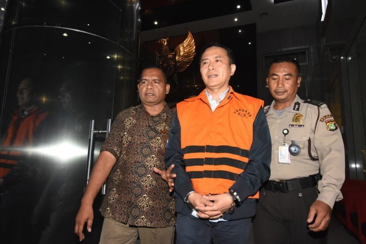 DITAHAN. Mantan Presiden Direktur Lippo Cikarang Bartholomeus Toto (tengah) mengenakan rompi tahanan KPK usai menjalani pemeriksaan di Gedung KPK, Jakarta, Rabu (20/11). KPK menahan Bartholomeus Toto usai diperiksa sebagai tersangka kasus suap pengurusan perizinan proyek pembangunan Meikarta di Kabupaten Bekasi. (ANTARA/INDRIANTO EKO SUWARSO)