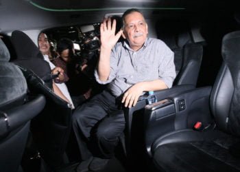 BEBAS. Mantan Direktur Utama PT PLN Sofyan Basir melambaikan tangan saat keluar dari rumah tahanan Kelas 1 Cabang KPK di Gedung Merah Putih KPK, Jakarta, Senin (4/11). Majelis Hakim Pengadilan Tindak Pidana Korupsi Jakarta menyatakan Sofyan Basir divonis bebas dalam kasus suap PLTU Riau-1 karena dinilai tidak terlibat dalam kasus suap tersebut. (MI/SUSANTO)