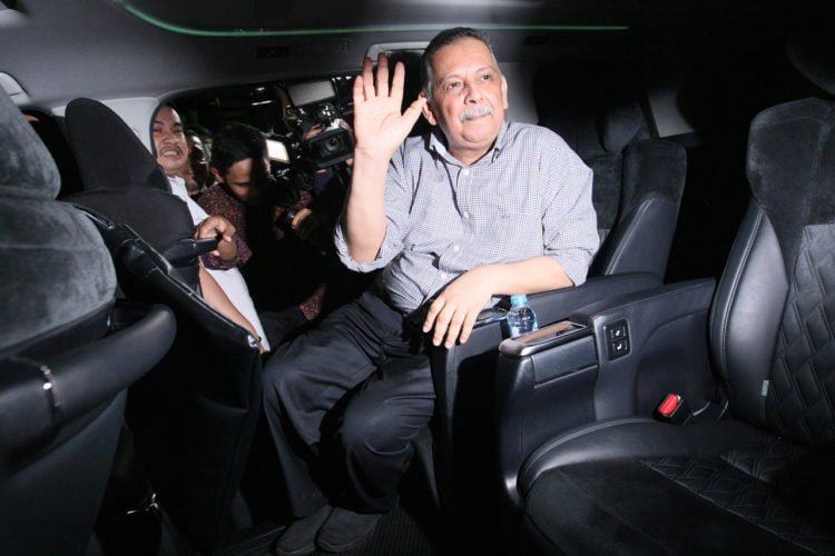BEBAS. Mantan Direktur Utama PT PLN Sofyan Basir melambaikan tangan saat keluar dari rumah tahanan Kelas 1 Cabang KPK di Gedung Merah Putih KPK, Jakarta, Senin (4/11). Majelis Hakim Pengadilan Tindak Pidana Korupsi Jakarta menyatakan Sofyan Basir divonis bebas dalam kasus suap PLTU Riau-1 karena dinilai tidak terlibat dalam kasus suap tersebut. (MI/SUSANTO)