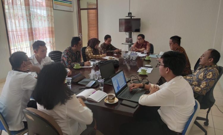 KPU LAMPUNG. KPU Provinsi Lampung menggelar rapat pleno di sekretariat Jalan Gajah Mada, Bandar Lampung, Senin (18/11). KPU Provinsi Lampung diperintahkan mengambil alih seluruh tugas, wewenang, dan kewajiban KPU kabupaten/kota di Provinsi Lampung sesuai dengan Pasal 555 Ayat (3) UU No 7 Tahun 2017 tentang Pemilu, sampai terbentuknya anggota KPU kabupaten/kota yang baru.
(LAMPUNG POST/SUKISNO)