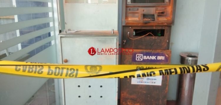 Mesin ATM di BRI Kalianda. Lampost /perdhana