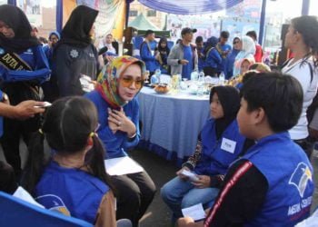 APA ITU LITERASI?. Tiga Reporter Cilik Lampung Post sedang mewawancarai Bunda Literasi Lampung Riana Sari Arinal untuk mengetahui tentang literasi dan tugas Bunda Literasi dalam meningkatkan budaya gemar membaca dan menulis, Minggu (27/10/2019), di Tugu Adipura, Bandar Lampung. LAMPUNG POST/SUKISNO