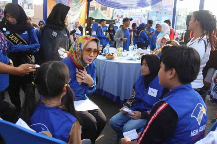 APA ITU LITERASI?. Tiga Reporter Cilik Lampung Post sedang mewawancarai Bunda Literasi Lampung Riana Sari Arinal untuk mengetahui tentang literasi dan tugas Bunda Literasi dalam meningkatkan budaya gemar membaca dan menulis, Minggu (27/10/2019), di Tugu Adipura, Bandar Lampung. LAMPUNG POST/SUKISNO