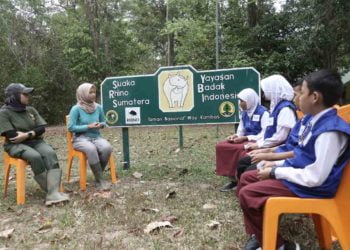 WAWANCARAI DOKTER BADAK. Reporter Cilik Lampung Post mewawancarai dokter hewan yang menangani kesehatan badak, Kakak Aprilia Eva Widyawati, yang didampingi oleh paramedis Kakak Ganis Mustikawati, untuk mengetahui soal penanganan badak jika sedang sakit. LAMPUNG POST/ZAINDUDIN