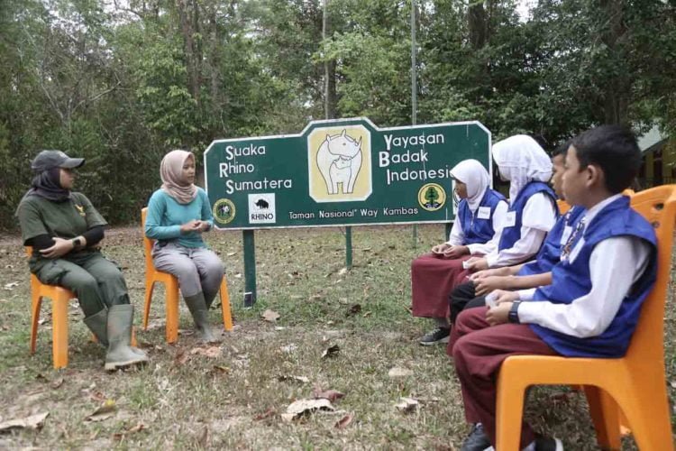 WAWANCARAI DOKTER BADAK. Reporter Cilik Lampung Post mewawancarai dokter hewan yang menangani kesehatan badak, Kakak Aprilia Eva Widyawati, yang didampingi oleh paramedis Kakak Ganis Mustikawati, untuk mengetahui soal penanganan badak jika sedang sakit. LAMPUNG POST/ZAINDUDIN