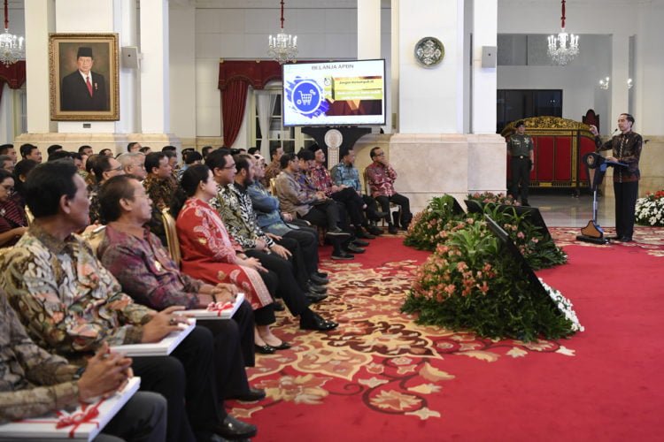 ARAHAN. Presiden Joko Widodo (kanan) menyampaikan arahan di sela penyerahan daftar isian pelaksanaan anggaran (DIPA) kementerian dan lembaga, serta buku daftar alokasi transfer ke daerah dan dana desa tahun 2020 di Istana Negara, Jakarta, Kamis (14/11). (ANTARA/PUSPA PERWITASARI)