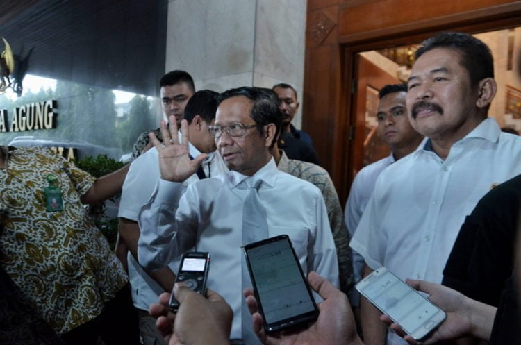 Menko Polhukam Mahfud MD (kiri) dan Jaksa Agung ST Burhanuddin (kanan) memberikan keterangan kepada awak media usai melakukan pertemuan tertutup di Kejaksaan Agung Jakarta, Rabu (20/11). (MI/ANDRI
WIDIYANTO)