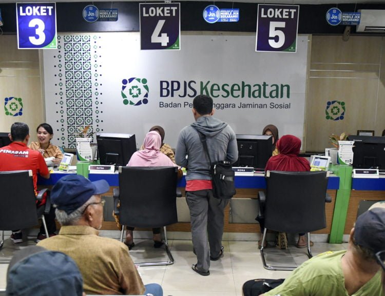 IURAN BPJS KESEHATAN: Pegawai melayani warga di kantor Badan Penyelenggara Jaminan Sosial (BPJS) Kesehatan Jakarta Pusat di kawasan Matraman, Jakarta, Selasa (5/11). Partai NasDem meminta agar kenaikan iuran bagi pesrta kelas 3 ditinjau ulang. (ANTARA/GALIH PRADIPTA)