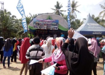 KAMPANYE TERBUKA. Suasana kampanye terbuka pilkakam nomor urut 1 di lapangan Kampung Sendangbaru, Kecamatan Sendangagung, Lampung Tengah. WIDODO