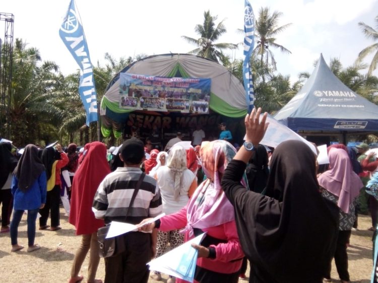 KAMPANYE TERBUKA. Suasana kampanye terbuka pilkakam nomor urut 1 di lapangan Kampung Sendangbaru, Kecamatan Sendangagung, Lampung Tengah. WIDODO