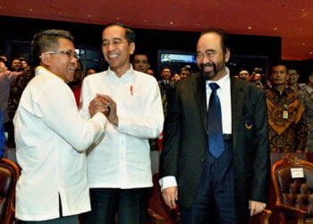BERTEMU. Presiden Joko Widodo berbincang dengan dengan Ketua Umum Partai NasDem Surya Paloh dan Presiden PKS Sohibul Iman saat penutupan Kongres Kedua Partai NasDem dan HUT ke-8 Partai NasDem di Jakarta International Teathre, Kemayoran, Jakarta, Senin (11/11). (AGUS SUPARTO/PRESIDENTIAL PALACE)
