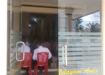 Rapat internal personil kepolisian resort Tulangbawang barat, di bekas kantor kelurahan Panaragan Jaya, Selasa (19/11).
