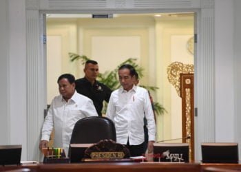 RAPAT TERBATAS. Presiden Joko Widodo (kanan) berjalan memasuki ruangan didampingi Menteri Pertahanan Prabowo Subianto sebelum rapat terbatas di Kantor Presiden, Jakarta, Jumat (22/11). Presiden memimpin dua ratas yang membahas kebijakan pengadaan alat utama sistem senjata (alutsista) serta ketentuan dan fasilitas perpajakan untuk penguatan perekonomian. (ANTARA/AKBAR NUGROHO GUMAY)